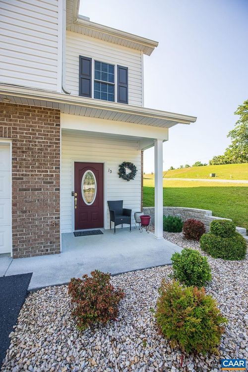 15 Collinswood Way, STAUNTON, VA, 24401-1992 | Card Image