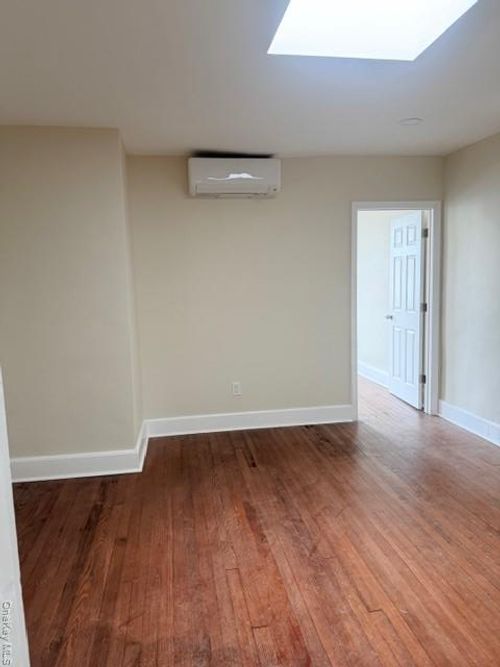 124 Rockaway Ave, Valley Stream, NY, 11580-5813 | Card Image