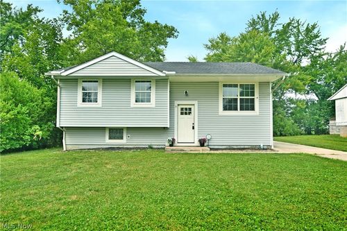 8143 Venice Heights Dr Ne, Warren, OH, 44484-1515 | Card Image