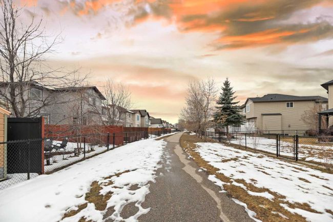 1260 Everridge Drive Sw, Home with 5 bedrooms, 3 bathrooms and 5 parking in Calgary AB | Image 4