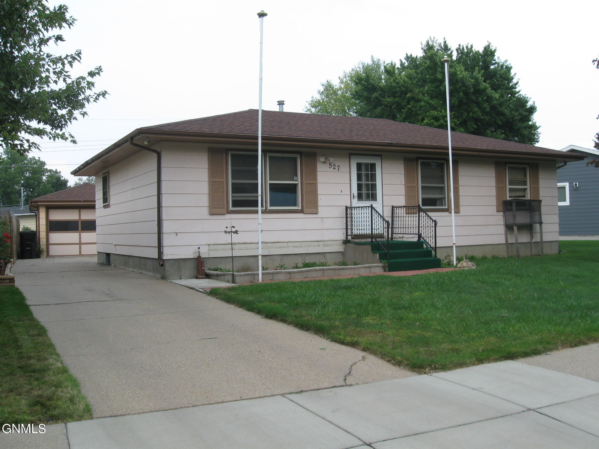 Meadow Ln, Bismarck, ND 58504