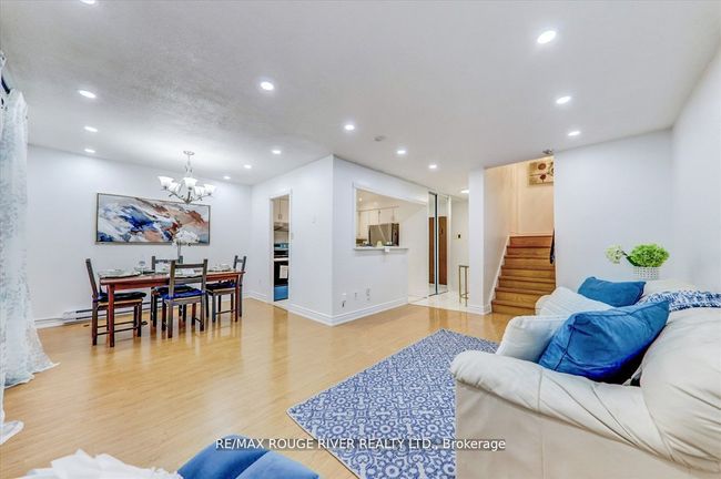 21 - 25 Pebble Byway, Condo with 3 bedrooms, 2 bathrooms and null parking in North York ON | Image 9