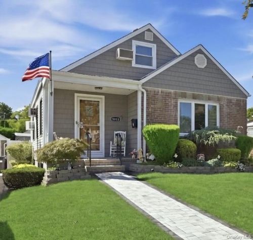 8614 251st Street, New York, NY, 11426 | Card Image