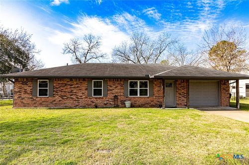 912 N Avenue G, Shiner, TX, 77984-6201 | Card Image