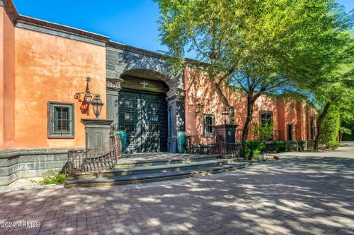 8100 N 68th St, Paradise Valley, AZ, 85253-2635 | Card Image