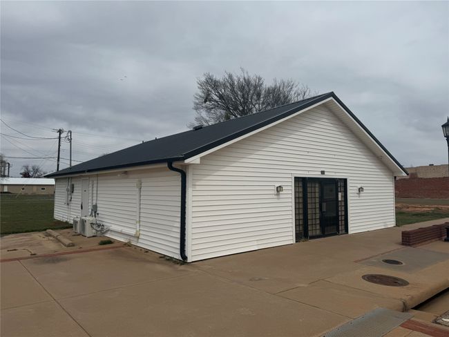 View of outdoor structure with ac unit | Image 17