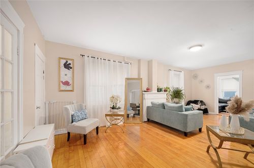 286 California Ave, Providence, RI, 02905-2815 | Card Image