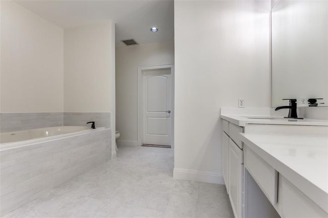 Primary Bathroom | Image 13