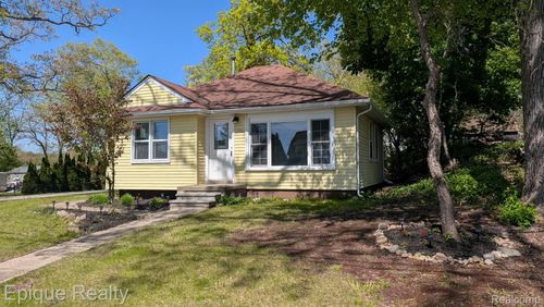 3605 Jackson Blvd, White Lake, MI, 48383-1443 | Card Image