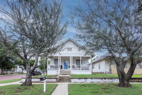 126 N 3rd St, Arkansas City, KS, 67005-2451 | Card Image