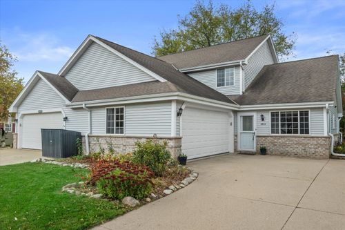 6813 Diane Dr, West Bend, WI, 53090-7806 | Card Image