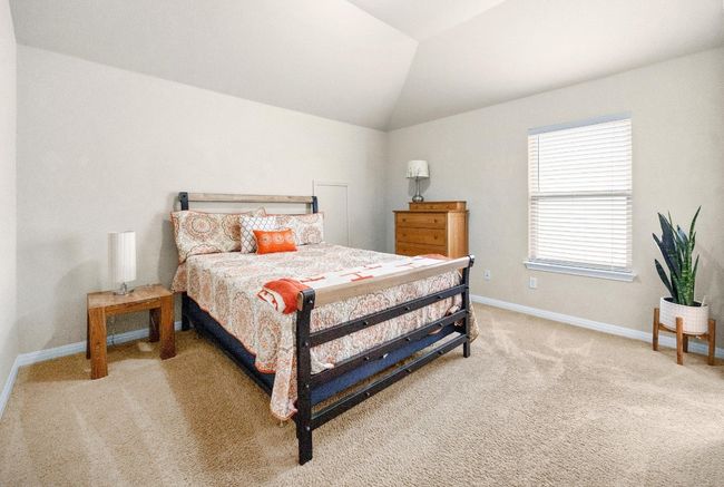 Guest bedroom with shared bathroom and walk in closet | Image 27