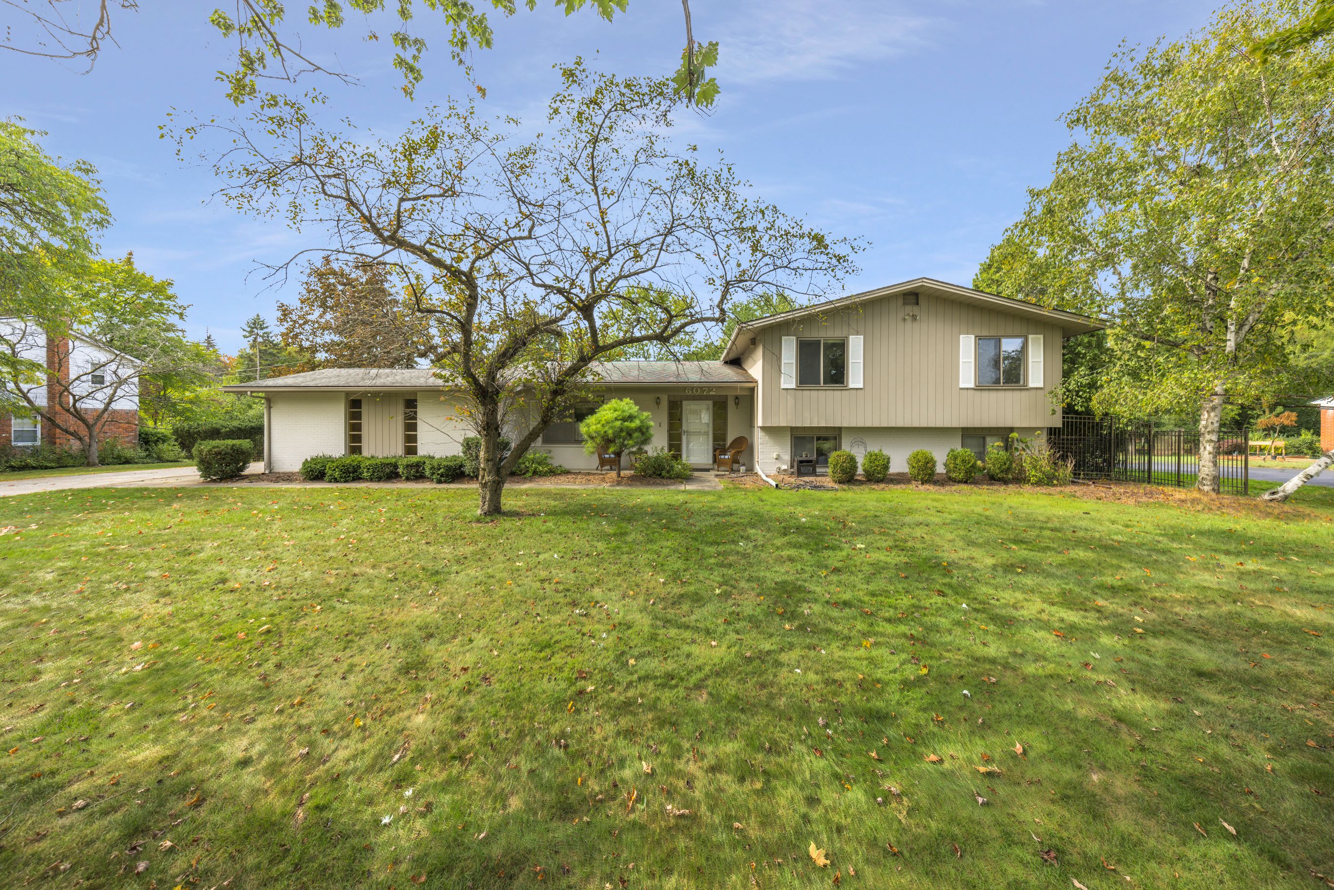 Cochise Dr, West Bloomfield, MI 48322
