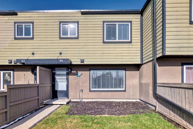 164 - 3809 45 Street Sw, Home with 3 bedrooms, 1 bathrooms and 1 parking in Calgary AB | Image 3