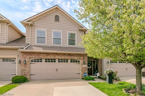 324 Lakewick Ln, Willowick, OH, 44095-4682 | Card Image