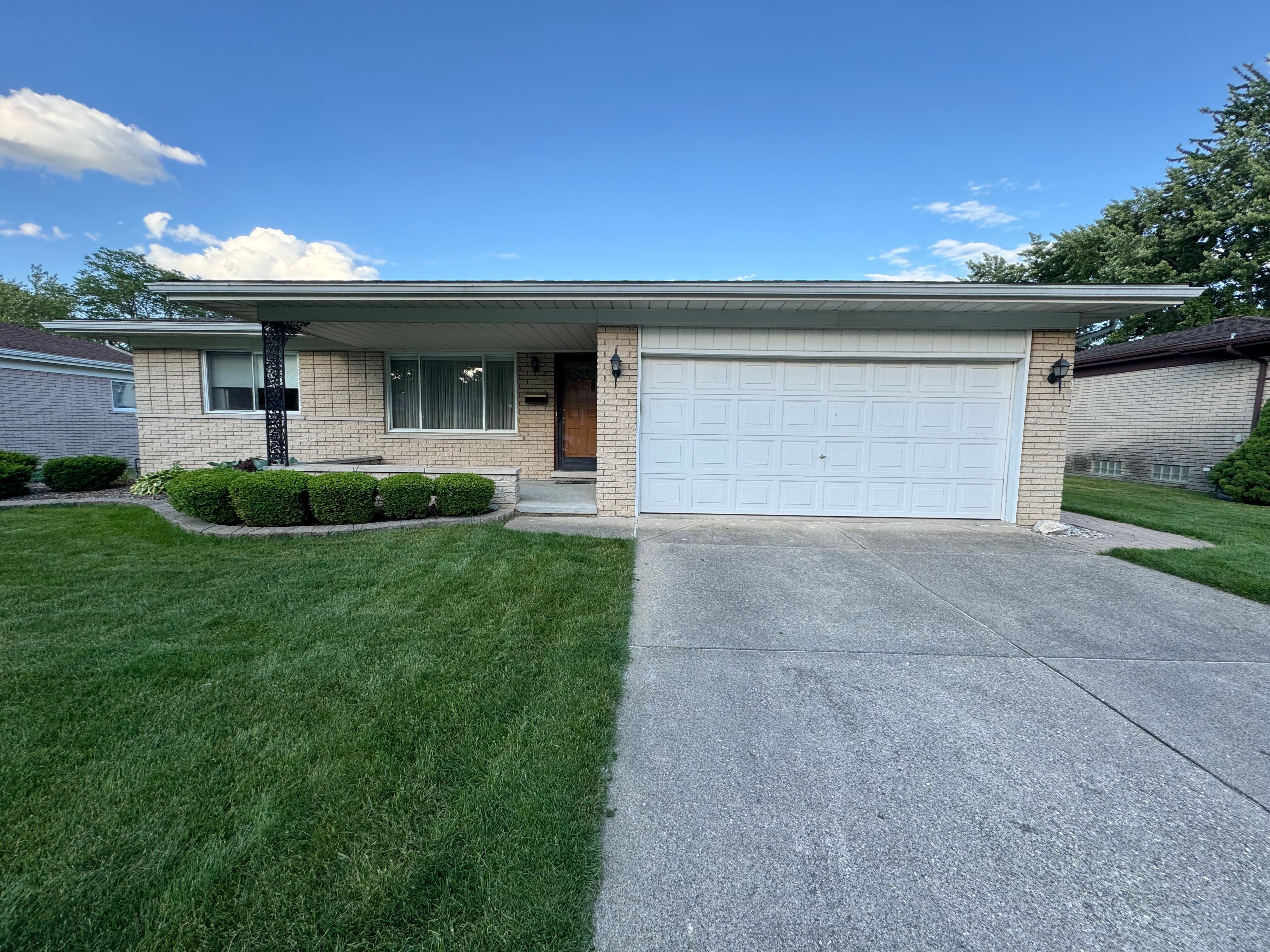 Elmhurst Dr, Madison Heights, MI 48071