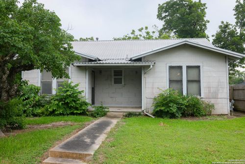 204 Orth St, Yoakum, TX, 77995-3622 | Card Image