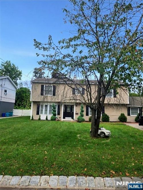 8 Voorhis Pl, Pompton Plains, NJ, 07444-1820 | Card Image