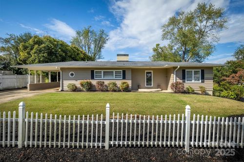 717 Circle Dr Ne, Lenoir, NC, 28645-4525 | Card Image