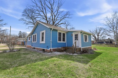 3503 Watkins Lake Rd, Waterford, MI, 48328-1447 | Card Image