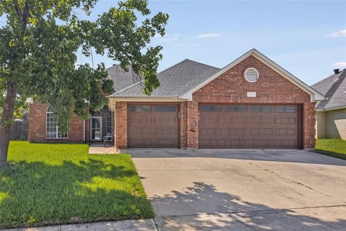 6113 Cliffbrook Dr, North Richland Hills, TX, 76180-5542 | Card Image