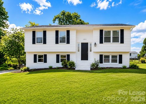 1271 Village Cir, Hickory, NC, 28602-5475 | Card Image