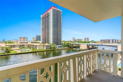 621 - 1817 S Ocean Dr, Condo with 2 bedrooms, 2 bathrooms and null parking in Hallandale Beach FL | Image 2