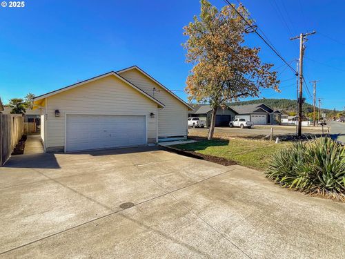 427 S State St, Sutherlin, OR, 97479-9853 | Card Image