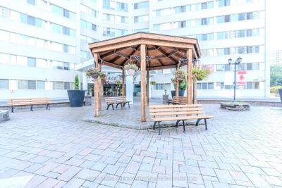 1406 - 3695 Kaneff Cres, Condo with 1 bedrooms, 1 bathrooms and 1 parking in Mississauga ON | Image 3