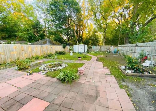 2015 W Genesee Ave, Saginaw, MI, 48602-4833 | Card Image