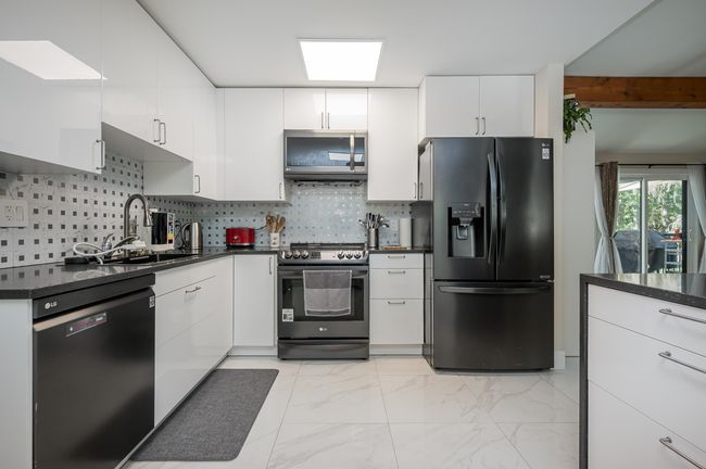 11659 272 St, House other with 8 bedrooms, 4 bathrooms and 10 parking in Maple Ridge BC | Image 9