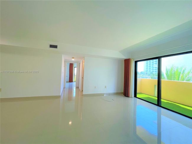 APT-403 - 2924 Collins Ave, Condo with 2 bedrooms, 2 bathrooms and null parking in Miami Beach FL | Image 7