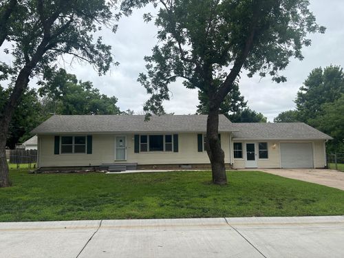 120 E 9th St, Halstead, KS, 67056-2501 | Card Image