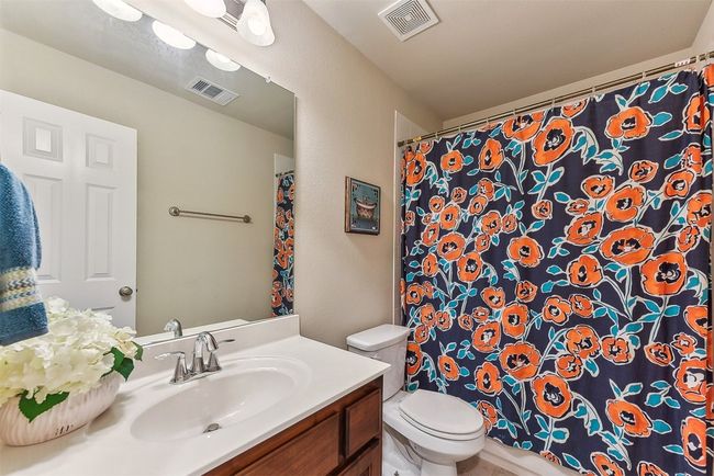 Full guest bathroom off of the 2nd floor game​​‌​​​​‌​​‌‌​‌‌​​​‌‌​​‌‌​‌​​​​​‌ room | Image 29
