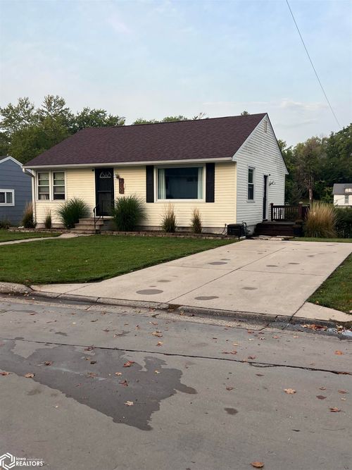 410 Sunset Dr, Brooklyn, IA, 52211-9227 | Card Image
