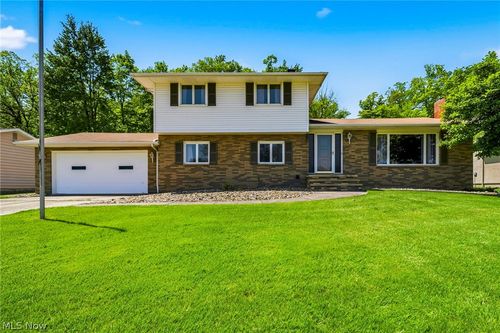 8074 Farview Oval, Brecksville, OH, 44141-1206 | Card Image