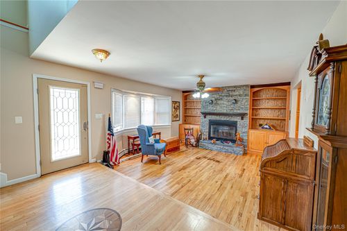 81 Kenwood Dr, Bohemia, NY, 11716-1315 | Card Image