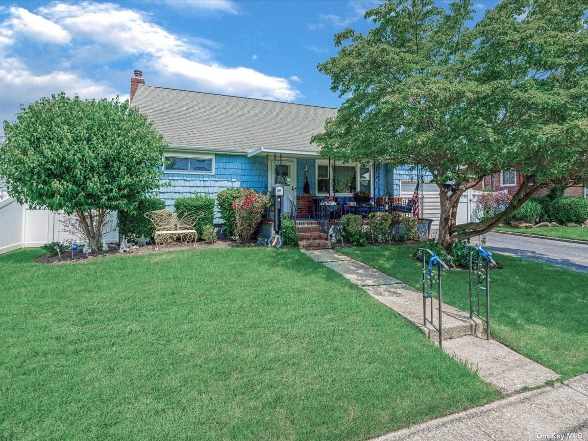 Manhattan Ave, Massapequa, NY 11758
