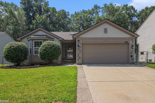 3242 Herrington Dr, Holly, MI, 48442-1904 | Card Image
