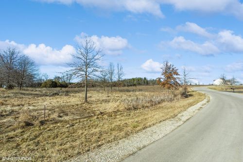 2 Eastview Dr, Sharon, WI, 53585 | Card Image