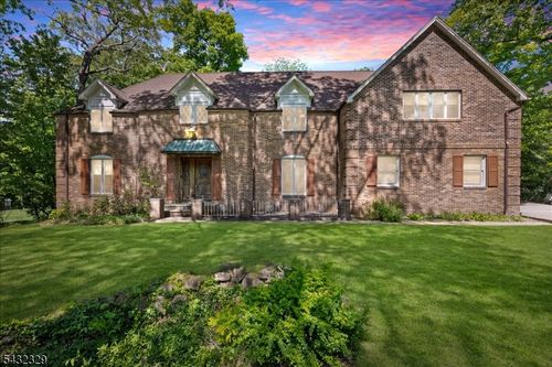 8 Branko Rd, Berkeley Heights, NJ, 07922-2324 | Card Image