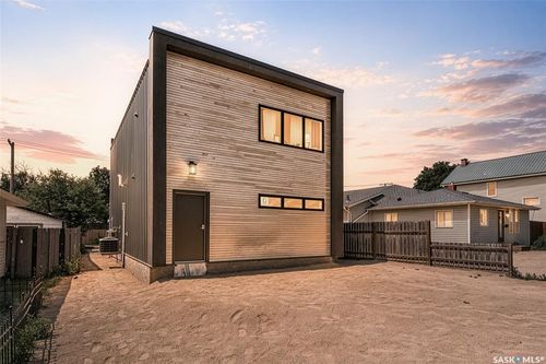 424 9th Avenue W, Moose Jaw, SK, S6H4H5 | Card Image