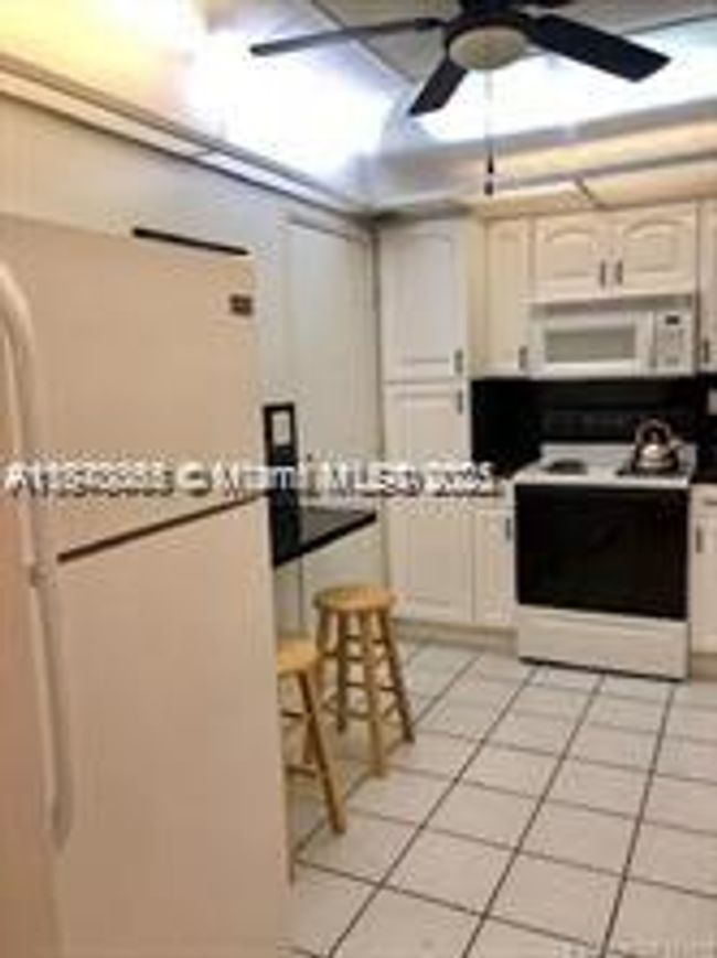 APT-305 - 5005 Collins Ave, Condo with 1 bedrooms, 2 bathrooms and null parking in Miami Beach FL | Image 9