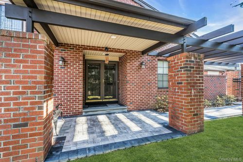 304 Aerie Ct, Manhasset, NY, 11030-4053 | Card Image