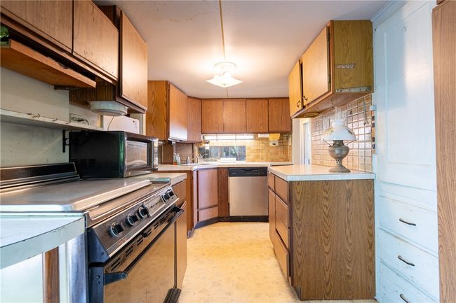 142 Honeyman Ave, Home with 3 bedrooms, 3 bathrooms and 5 parking in Middletown RI | Image 14