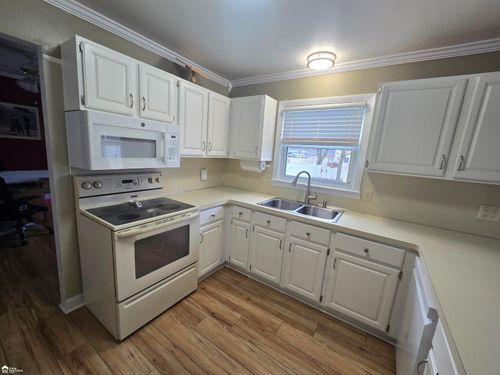 5522 Old Franklin Rd, Grand Blanc, MI, 48439-8637 | Card Image