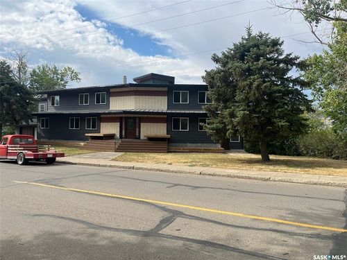 1130 Valley St, Estevan, SK, S4A0E4 | Card Image