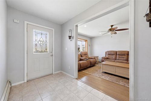 32 46th St, Islip, NY, 11751-1704 | Card Image