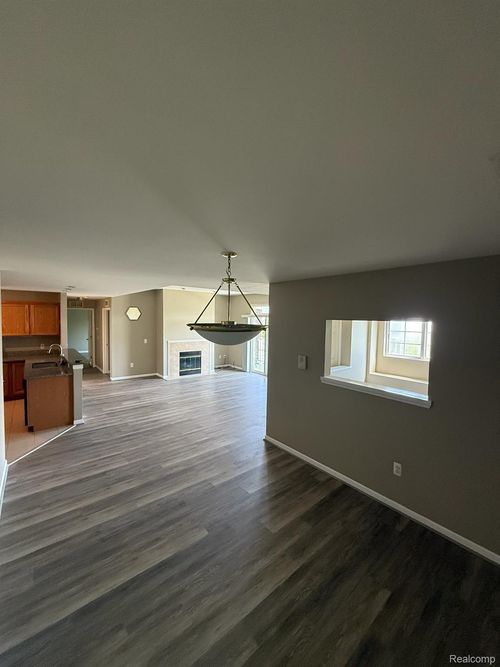 5625 Twin Oaks Dr, Sterling Heights, MI, 48314-3155 | Card Image