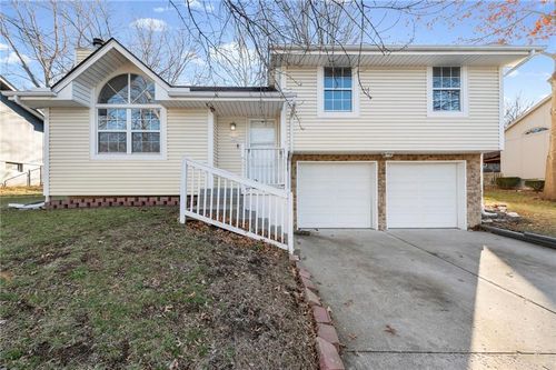 725 Ne Lyon Dr, Lee's Summit, MO, 64086-1730 | Card Image